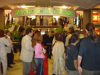 Toma del publico afuera en el cocktail